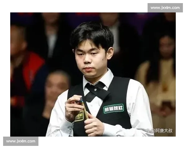 惊呼！阿尔卡拉斯这球打得太绝了！观众席一片沸腾！